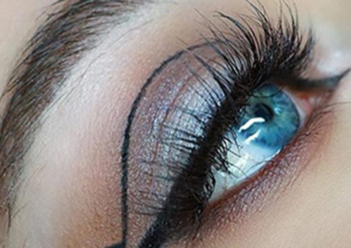 Grafische eye look maken met make up factory